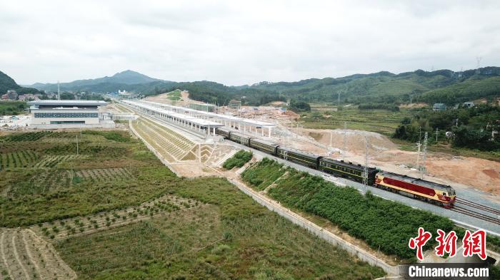 老干线焕发新活力,焦柳铁路广西段步入电气时代,图为客车驶过焦柳铁路广西柳州融安站。 梁海军 摄