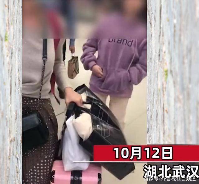 女孩在地铁站疑似连踹其母 路人劝阻也被打