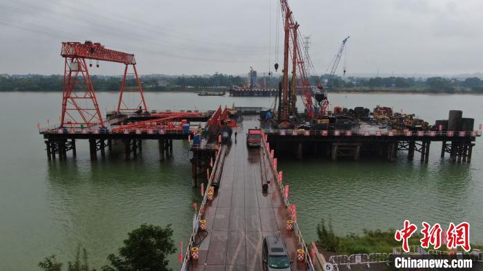 航拍六景郁江特大桥建设现场。 蒋雪林 摄 航拍六景郁江特大桥建设现场。 蒋雪林 摄