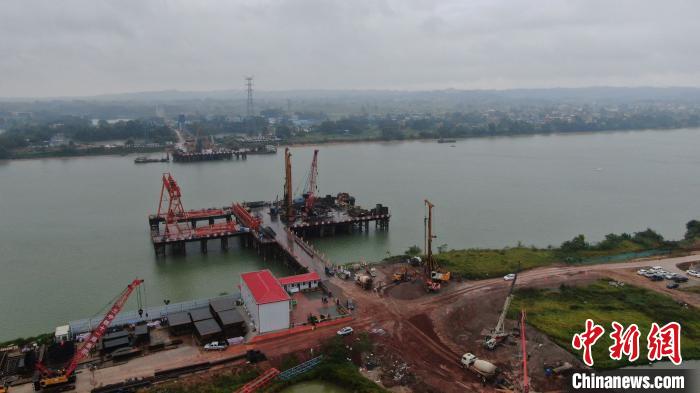 航拍六景郁江特大桥建设现场。 蒋雪林 摄 航拍六景郁江特大桥建设现场。 蒋雪林 摄
