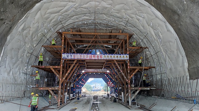 施工中的金宝坪隧道.jpg